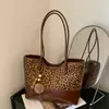 Bolso Tote Grande de Gamuza con Estampado de Leopardo Moda Retro para Mujer Otoño Invierno Nuevo Bolso de Hombro Único con Temperamento para el Trabajo