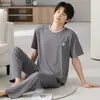 Pijama popular para hombre para verano, hecho de tela modal, de manga corta y pantalón largo, delgado y fresco, adecuado para usar en exteriores como ropa de casa