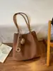Bolsa Saco Tecida Estilo Maillard 2026 Outono/Inverno Nova Casual Grande Capacidade Ombro Único Feminina Texturizada Bolsa para o Dia a Dia