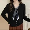 Traje de outono precoce estilo coreano: cardigã de tricô feminino com gola fluida, novo design 2026, roupas femininas únicas e chiques