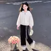 Conjunto de Moda para Crianças Maiores: Calça de Sarja com Retalhos e Estampa Casual de Primavera e Outono com Calças de Perna Larga e Casaco de Renda com Laço Estilo Princesa