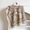 Bufanda chal jacquard estilo francés, azul fresco y blanco con estampado paisley, hecha de cachemir sintético, de doble capa para mayor calidez, con flecos y patrones geométricos étnicos