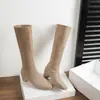 Botas longas de camurça quadradas retrô para mulheres, novo estilo outono/inverno, com design interno que aumenta a altura, fecho de zíper na parte traseira e silhueta justa.