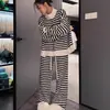 Conjunto de pijama listrado com capuz para casal, outono e inverno feminino, com estampa de zebra, design com zíper, forro de fleece e estilo cardigan de duas peças espessado.