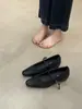 Zapatos Pequeños de Cuero Mary Jane con Empalme de Lana Retro de Punta Cuadrada para Mujer 2025 Otoño e Invierno Estilo Francés Aumento Interno Boca Baja Zapatos de Noche