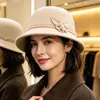 Sombrero de pescador de fieltro de lana 100% coreano con flor para mujer, estilo retro, color liso, moda elegante de alta gama, para madre, Otoño Invierno
