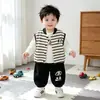 Nueva colección de otoño: adorables chalecos a rayas estilo coreano para bebés y niños pequeños, perfectos para salidas de primavera y otoño, un conjunto de tres piezas para un bebé de un año