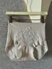 Pantaleta moldeadora de encaje francés de cintura alta para mujer, con diseño floral de camelia, propiedades antibacterianas y un diseño sin costuras de corte triangular que levanta y moldea las caderas.