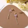 Design original: Acessórios de cabelo e enfeites de roupa florais em miniatura apresentando uma vibrante cena de prado verde com pequenas contas e ramos de flores retorcidos