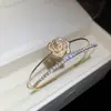 Pulsera Abierta de Camelia de Zirconia Vintage Italiana, Pulsera de Lujo Ligero de Gama Alta, Joyería de Moda Versátil Estilo Europeo y Americano