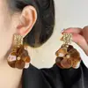Brincos de flores acrílicas vintage francesas Sweet Temperament High-end Sense Brincos personalizados estilo Hong Kong All-match Trendy Cool Brincos
