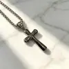 Collar Cruz de Acero de Titanio con Relieve 3D para Hombres y Mujeres Colgante de Cruz Curva Pulida Simple Joyería Moderna Europea y Americana