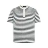 Camiseta Listrada de Manga Curta Estilo Retrô Americano para Homens, Casual de Verão Moda de Rua Ins Camiseta com Meio Botão Gola Redonda, Esportiva e com Caimento Solto