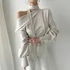 Camisa satinada elegante de alta gama para mujer de Dongdaemun, Corea, con escote asimétrico y diseño adelgazante