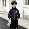 Roupa da moda importada para meninos primavera e outono 2026 novo conjunto estiloso da moda infantil retrô de três peças jeans manga longa