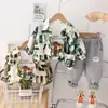Traje de Otoño de Tres Piezas para Bebé Fabricante Mayorista Chaqueta con Estampado Completo de Letras Inglesas para Niños Chaqueta de Manga Larga Pantalones Cómodos