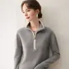 Elegante suéter de cachemira ajustado y rejuvenecedor con media cremallera alta, diseñado para crear un efecto adelgazante