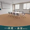 Las alfombras de piso se utilizan para oficinas comerciales de área grande, cubriendo directamente todo el piso de cemento, y también se usan en dormitorios y estudios.