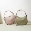 Moda Nova Primavera/Verão 2026 Bolsa Feminina Trançada Clássica Couro Bovino de Primeira Camada Meia-Lua Sob o Braço Ombro Transversal Comutador