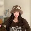 Chapéus de Inverno e Outono Estilo Coreano Estilo Fair Isle para Mulheres, Chapéus de Pelúcia de Alta Qualidade, Chapéus Quentes Modernos e Versáteis, Chapéus Bacia com Proteção para as Orelhas