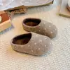 Mules slip-on de bolinhas para meninas, novo estilo outono 2026, slip-ons de sola reta estilo Birkenstock para bebês e crianças pequenas