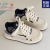 2025 Primavera y Otoño Nuevo Transpirable Alemán Entrenamiento Suela Gruesa Versátil Dibujos Animados Pareja Casual Versátil Tenis Zapatos Blancos Mocasines