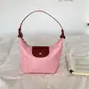 Bolso nuevo con forma de dumpling: ligero, versátil y elegante para ir al trabajo. Un bolso moderno y minimalista, perfecto como bolso de hombro o para llevar bajo el brazo. Tamaño pequeño