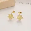 Otoño e invierno 2024 nuevo S925 plata de ley simple moda versátil hebilla de hilo de hoja de arce clavo de hueso de oreja pendientes pequeños frescos
