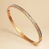 Pulseira de aço titânio com banda fina e pedra única, best-seller transfronteiriço, banhada a ouro 18K para retenção de cor, versátil para mulheres, disponível para layering, direto da fábrica
