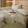 Juego de ropa de cama de cuatro piezas de algodón puro a cuadros simple con funda de edredón para dormitorio de estudiante masculino, juego de ropa de cama de algodón lavado de algodón completo con juego de sábanas de tres piezas