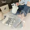 Calcetines a rayas de otoño e invierno para mujer, calcetines de media pantorrilla en blanco y negro, calcetines cortos deportivos blancos de estudiante para primavera y verano, calcetines de lunares de moda para exteriores