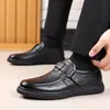 Novos mocassins casuais de velcro versáteis de couro genuíno para outono, sapatos de direção respiráveis com sola macia antiderrapante