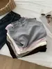 Elegante top ajustado de estilo coreano con un pequeño cuello mao, tejido elástico y una silueta favorecedora. Esta camiseta versátil de manga larga y color sólido es perfecta como capa base para otoño e invierno