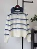 Jaqueta suéter patchwork listrada estilo europeu em jeans, falsa peça dupla com zíper, design solto e gola virada para mulheres
