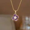 Colar de Aço Titânio Dongguan para Mulheres com Pingente em Forma de Coração com Diamante Rosa Microincrustado, Corrente para Clavícula Versátil e da Moda, Banhado a Ouro 18K