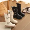 Botas Fashion Retrô Estilo Britânico Botas de Cano Médio 2026 Outono e Inverno Novo Estilo Botas para Meninas com Solado Grosso Forradas de Lã Dupla Fivela de Cinto