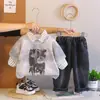 26 Novos Estilos de Ternos de Moda para Meninos, Roupas Infantis de Primavera e Outono, Jaquetas Letterman, Coletes, Calças Casuais, Conjuntos de Três Peças, Tendências no Atacado