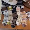 Atmósfera de principios de otoño color block a rayas estilo japonés versátil a media pantorrilla retro color block dopamina estilo perezoso calcetines de mujer a media pantorrilla