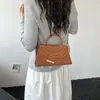 Novo Estilo Patchwork Borda Diagonal Verão 2026 Nova Bolsa de Mão Metálica Estilosa Color-Blocking Casual Quadrada Pequena de Ombro para Mulheres