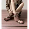 Sandálias Romanas Femininas Modernas e Únicas 2026 Novo Estilo de Verão Botas Curtas de Corda Trançada com Clipe para Dedo do Pé e Aumento de Altura Oculto