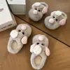 Zapatillas de algodón suaves y lindas con forma de ratón peludo, nuevo modelo otoño e invierno 2026, elegantes y versátiles para usar en exteriores, adorables zapatos peludos