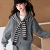 Conjunto Esportivo Casual para Meninas Primavera e Outono 2026 Nova Moda Cardigan com Strass, Moletom e Calça de Moletom Tendência
