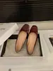 Zapatos Individuales Rojos Estilo Francés que Aumentan la Altura Interior para Mujer, Nuevos de Primavera y Otoño 2026 Elegantes Zapatos Negros Planos con Hebilla Cuadrada para Viajar