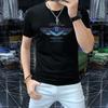 Verano 2024 nueva marca de moda personalidad guapo celebridad de internet letras coloridas brillantes pedrería algodón mercerizado camiseta corta de media manga para hombre
