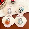 Broche original de dibujos animados Sanrio Gato Kitty insignia de mercancía de anime fútbol Pin de gato KT accesorio para ropa