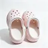 Venta al por mayor de fábrica Zapatos con agujeros Pantuflas EVA Estudiante DIY Flores para zapatos Distribución Transfronterizo Hombres y Mujeres Alta Calidad Alta Calidad Pareja