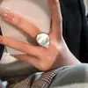 Anillo Vintage Barroco de Latón de Alta Calidad Chapado en Oro de 18K con Nácar Blanco, Anillo de Perlas Moderno Estilo Europeo y Americano para Mujer