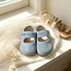 Mules femininas estilo coreano inspiradas em dopamina com biqueira aberta, novas sandálias Birkenstock estilosas de sola macia para a primavera e o outono de 2026