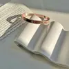 Pulseira de Liga para Mulheres Não Cai Rose Gold Luxo Leve Comércio Exterior Distinta Padrão de Parafuso Senso de Design Pulseira