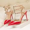 9616-26 Estilo europeu e americano sexy nightclub stiletto saltos patente couro metal rebite oco moda romana sandálias
